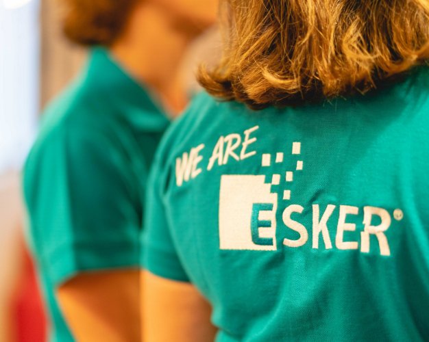 Eine Mitarbeiterin mit einem Esker-Shirt Eine Mitarbeiterin mit einem Esker-Shirt