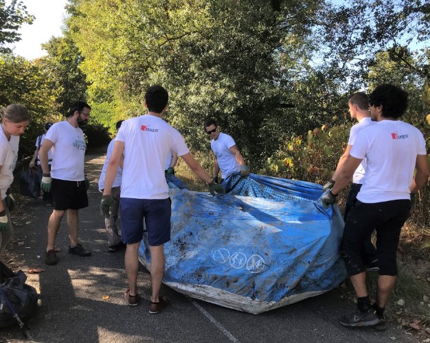Eine Gruppe von Esker-Mitarbeitern beim Aufbau Eine Gruppe von Esker-Mitarbeitern beim Aufbau