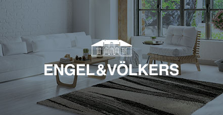 Gezeigt wird das Logo von Engel & Völkers sowie ein Wohnzimmer im Hintergrund.