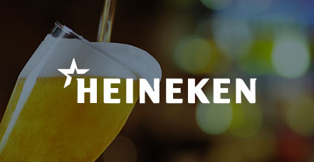 Gezeigt wird das Logo von Heineken und ein volles Bierglas im Hintergrund.