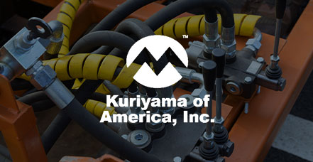 Gezeigt wird das Logo von Kuriyama of America sowie eine Maschine im Hintergrund.