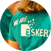 Ein T-Shirt mit Esker-Logo, das von einer Frau getragen wird